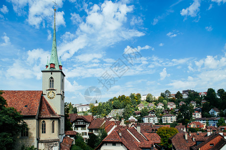 Nydegkirche14世纪新教堂铜质救济和钟塔紧靠在Unterobucke桥边旧城伯恩图片