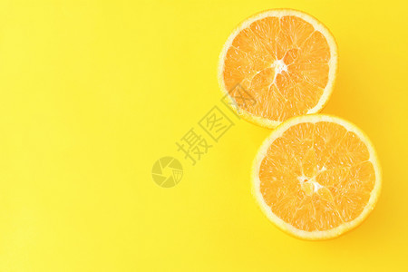 黄色背景的橙切片热食概念图片