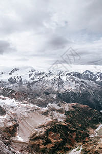 瑞士安格尔堡的宽阔草地和雪山图片