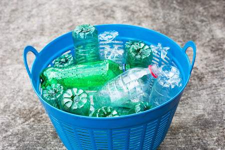 蓝色废物篮中的塑料瓶图片