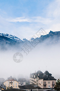 瑞士小镇被雾笼罩岩石高清图片素材