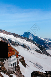 欧洲丘陵顶端的斯芬克观察甲板塔埃热山和蒙奇的雪峰图片