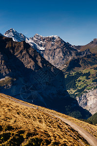 Swisalp山丘的全景从Kydfrau地区的Eiegrltschr到远谷图片