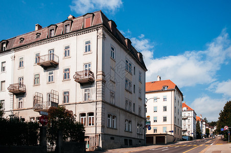 白酒酿造2013年9月6日沙泰尔瑞士古老的建筑和大街在LaChuxdefons背景