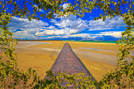 木板路和沙滩通过叶边框达马提亚croati图片