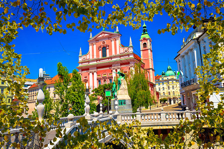 卢布尔雅那河边的广场透过叶框斯洛维尼亚的首都图片