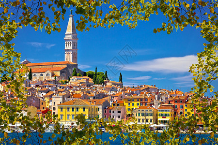 洛文吉古老建筑镇和海滨风景通过叶框伊斯特里亚croati地区图片