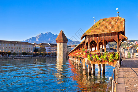 位于瑞士中部城镇的卢泽恩和海边地标视图中的卡佩布鲁克古老木桥图片