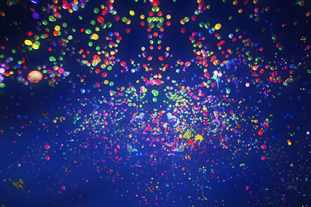 夜晚飞向蓝天的彩色气球节日派对背景图片