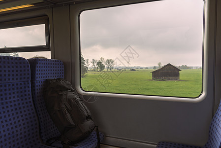 车窗旁的火座椅上内窗边有巴伐利亚风景的色图片