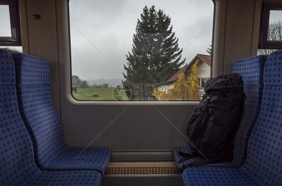 车内列座位上有背包窗户巴伐利亚风景图片