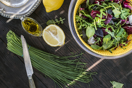 春绿色沙拉包括婴儿菠菜草药花生和菜酸奶橄榄油蜂蜜和柠檬图片