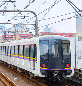 城市一幕地铁列车到达站上海图片