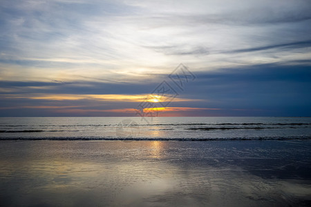 泰国普吉岛奈阳海滩上的日落泰国普吉岛夕阳下的奈阳海滩图片