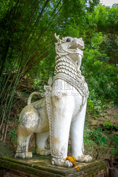 泰国清迈华宫神龙像泰国清迈瓦特帕拉德寺的白色雕像图片