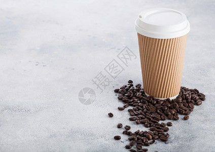 咖啡纸杯新鲜豆放在石器厨房背景棕色图片