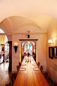 2013年月6日013年苏维采兰的沙泰尔Swishzerland古老的餐馆木制长桌在天顶下图片