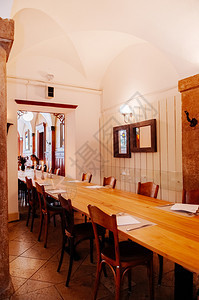 2013年月6日013年苏维采兰的沙泰尔Swishzerland古老的餐馆木制长桌在天顶下图片