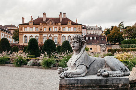 2013年9月6日013年上6日沙泰尔瑞士古老的建筑和斯芬克雕塑位于18世纪的贝鲁宫殿建于佩码头图片