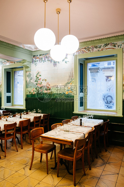 2013年9月6日中华氏热瑞士红衣老古董餐厅配有木制桌椅子和新手壁画1902年以来在中华氏的著名旧时装晚宴店图片