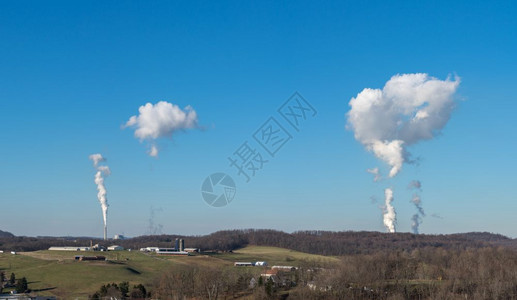 从西弗吉尼亚州摩根镇附近的两个燃煤发电站射的烟雾和图片