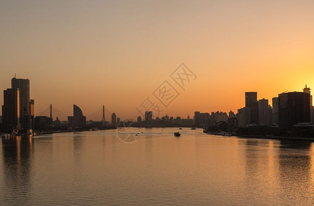 日出时在上海的黄浦河向阳桥看下游在上海的黄浦河日出图片