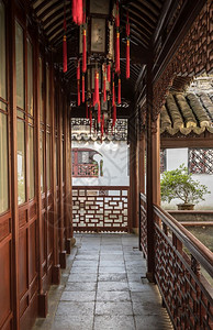 进入小庭院口在旧城上海的Yu或yan花园植树在Yuyan小庭院或上海的Yyuhai花园植树图片