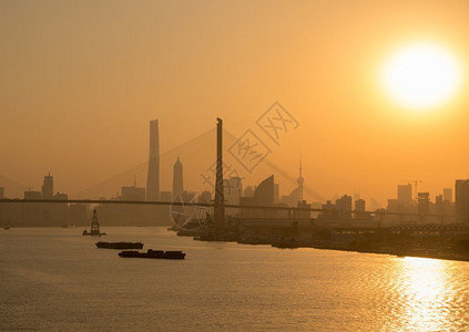 2018年黄浦河日落时向阳浦桥靠岸图片