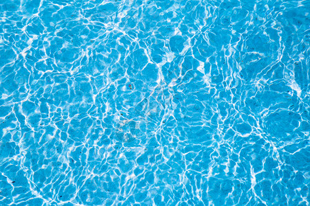 在游泳池里有蓝色的撕裂水和阳光灿烂的反背景图片