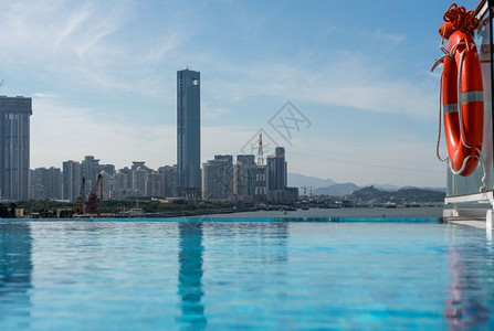 从游轮泳池到的Xiamen市天际的全景从无限边缘游泳池到市的天际图片