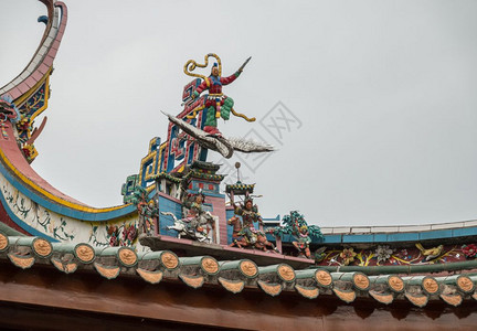 南普陀或南普陀寺屋顶雕刻详图厦门南普陀寺或南普陀的雕刻细节图片