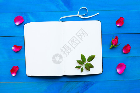 蓝木本上玫瑰的日记笔本情人节day的概念图片