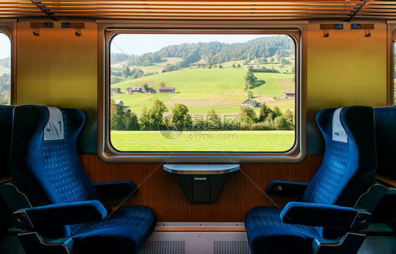 2013年9月4日013告示者swihzerlandswi农村田美丽的和平景色通过火车窗口图片