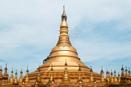 在苏万基里寺庙兰东泰王国的金色单边塔高清图片