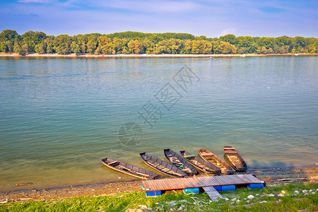 在Vuvkoar风景的河边海岸croatiserb边界图片