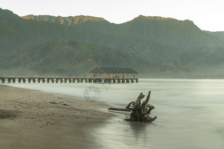 Hanlei湾日亮时在Khanleikuhw附近背景为naPli海岸的Hnlei湾在Kauihw的nlei湾日亮和出图片