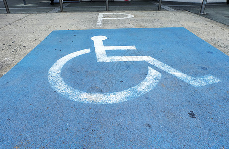 在停车场地板上涂有残疾人标志图片