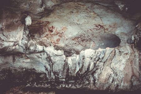 泰国攀牙湾岩壁上的史前绘画泰国攀牙湾洞穴中的史前绘画图片