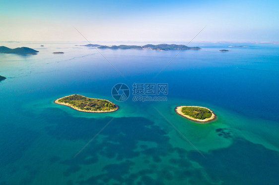 萨达尔群岛空中观察的两座孤独石头岛屿Croati的dlmti地区图片