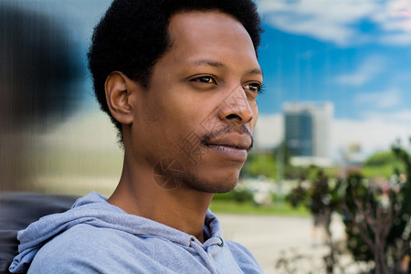 城市背景的非洲年轻男子肖像图片