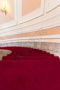 由大理石制成的螺旋楼梯上红色地毯图片