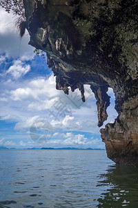 皮艇在攀牙湾石灰岩悬崖泰国泰国攀牙湾的皮艇图片