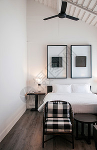2014年月日fe24年chiangmthlndAsian当代酒店卧室配有木床白板枕头灯旧木板椅和现代壁画框架图片