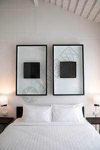 2014年月日fe24年chiangmthlndAsian当代酒店卧室配有木床白板枕头灯旧木桌和现代墙壁图片框架图片