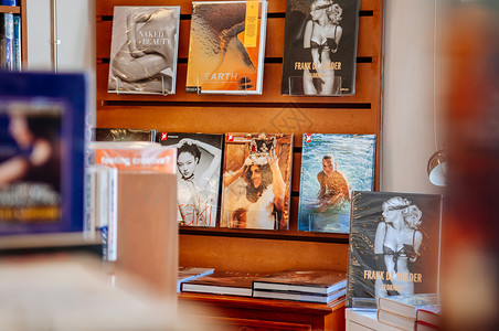 ef12chiangmthlnd各种书架上的木制收藏在小型书店中突出重点前景图片