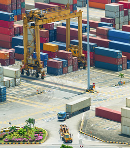 新加坡货轮港口的集装箱仓储和货运吊车设备图片
