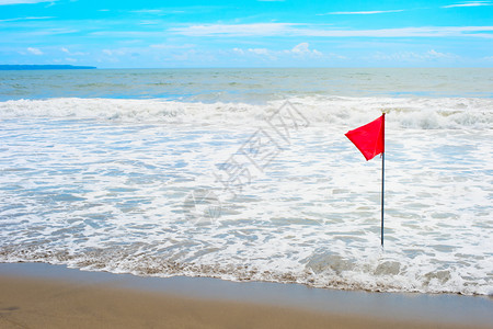 飘扬的红旗红旗在海边挥舞巴利因多尼西亚背景