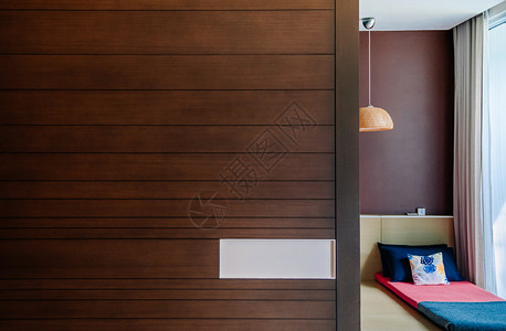 2014年6月日泰兰邦bangko现代房间内装有多彩的亚洲卷轴枕头和竹天花板灯从木墙中射穿现代室内装饰图片