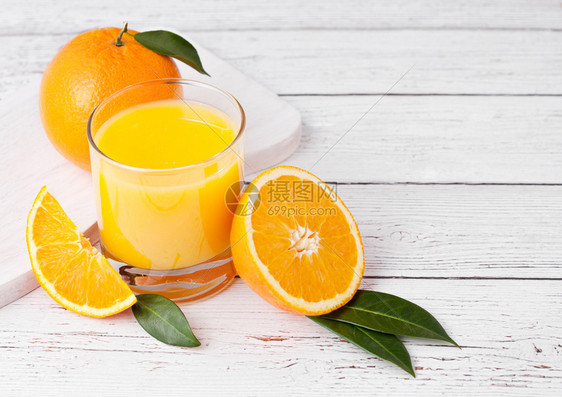 玻璃有机新鲜橙色凉冰果汁白木本底有生橙子图片