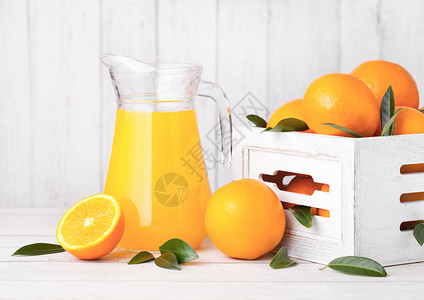 白木箱中含有生橙子的机新鲜汁罐子高清图片
